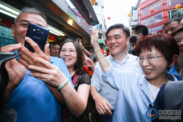 洪秀柱基隆拜票郝龙斌相陪 逛夜市人气爆棚连吃三摊 洪秀柱基隆拜票郝龙斌相陪 逛夜市人气爆棚连吃三摊