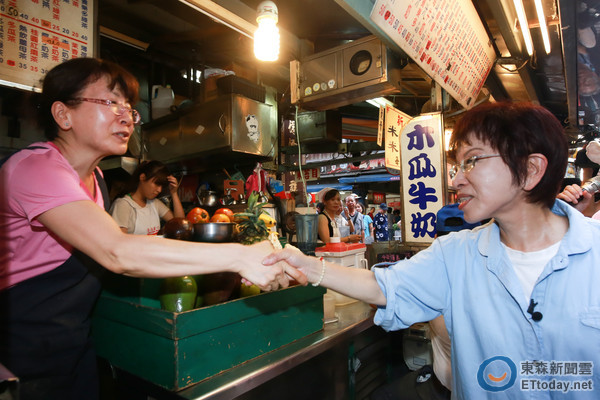 洪秀柱基隆拜票郝龙斌相陪 逛夜市人气爆棚连吃三摊 洪秀柱基隆拜票郝龙斌相陪 逛夜市人气爆棚连吃三摊