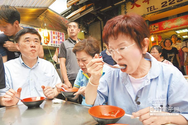 宋楚瑜自曝有“恋国民党情结” 洪秀柱:拿出行动 宋楚瑜自曝有“恋国民党情结” 洪秀柱:拿出行动