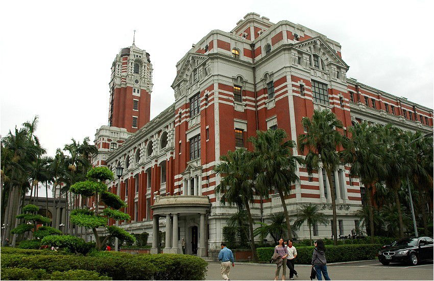 台湾男子开车二次冲撞“总统府”,淋油企图自焚被阻。(网络图) 台湾男子开车二次冲撞“总统府”,淋油企图自焚被阻。(网络图)