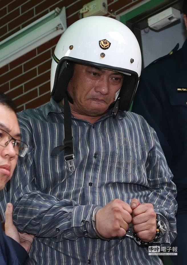 台湾男子开车二次冲撞"总统府" 淋油自焚被阻。(中时电子报图) 台湾男子开车二次冲撞"总统府" 淋油自焚被阻。(中时电子报图)