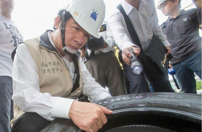 27日,因应登革热疫情对台南的影响,台南市长赖清德到工地进行稽查 27日,因应登革热疫情对台南的影响,台南市长赖清德到工地进行稽查