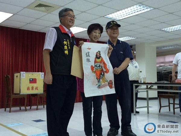 洪秀柱获民众赠钟馗画像:帮我斩妖除魔 洪秀柱获民众赠钟馗画像:帮我斩妖除魔