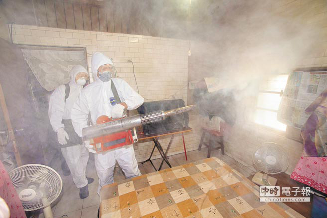 登革热疫情持续延烧,台军化学兵到台南市北区民宅进行消毒喷药作业。(中时电子报 黄仲裕摄) 登革热疫情持续延烧,台军化学兵到台南市北区民宅进行消毒喷药作业。(中时电子报 黄仲裕摄)