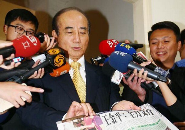 王金平秀报纸头版,强调支持洪秀柱。(中时电子报图) 王金平秀报纸头版,强调支持洪秀柱。(中时电子报图)