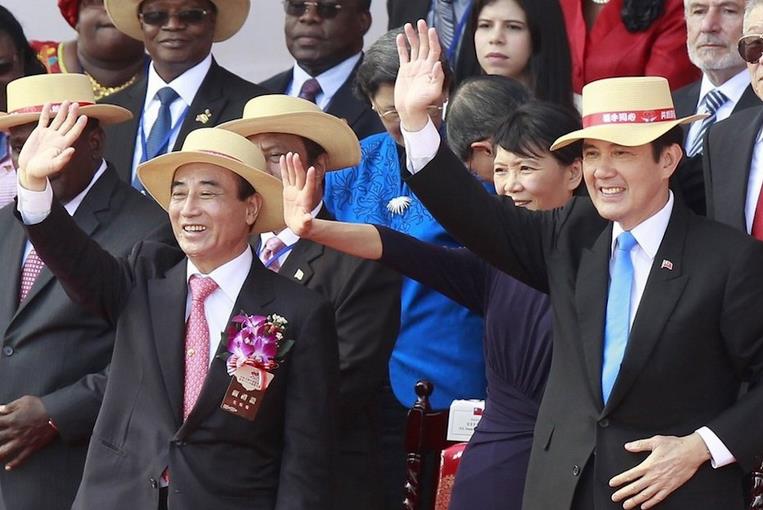 马英九上任以来,民进党主席从未现身“双十庆典”,但2016参选人蔡英文,或将成为“第一人” 马英九上任以来,民进党主席从未现身“双十庆典”,但2016参选人蔡英文,或将成为“第一人”