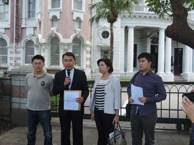 新党秘书长杨世光等人,赴“监院”要求弹劾李登辉。(中时电子报 单厚之摄) 新党秘书长杨世光等人,赴“监院”要求弹劾李登辉。(中时电子报 单厚之摄)