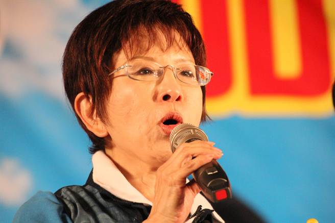 提到过世的父亲,洪秀柱脸框泛红。(图片来源:台湾《中时电子报》) 提到过世的父亲,洪秀柱脸框泛红。(图片来源:台湾《中时电子报》)