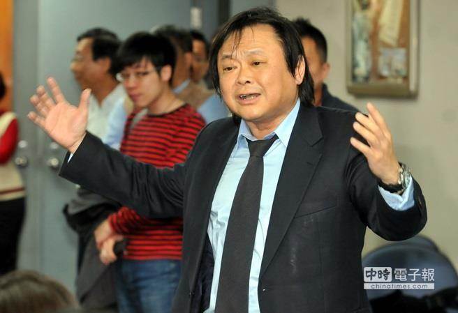 绿营议员送柯文哲《国王的新衣》 要其忘记掌声重新开始 绿营议员送柯文哲《国王的新衣》 要其忘记掌声重新开始