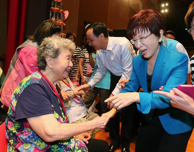 新北市长朱立伦、国民党2016参选人洪秀柱一同为长者按摩。(中时电子报 黄世麒摄) 新北市长朱立伦、国民党2016参选人洪秀柱一同为长者按摩。(中时电子报 黄世麒摄)