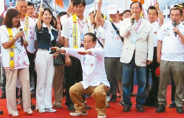 宋楚瑜演讲蹲马步证明体力 呼吁别再选出菜瓜(图) 宋楚瑜演讲蹲马步证明体力 呼吁别再选出菜瓜(图)