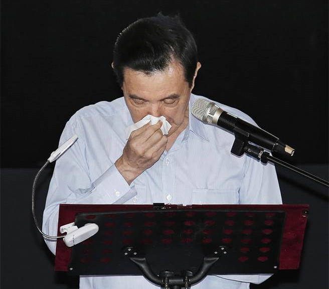 马英九再看抗战影片《英烈千秋》 数度感动落泪(图) 马英九再看抗战影片《英烈千秋》 数度感动落泪(图)