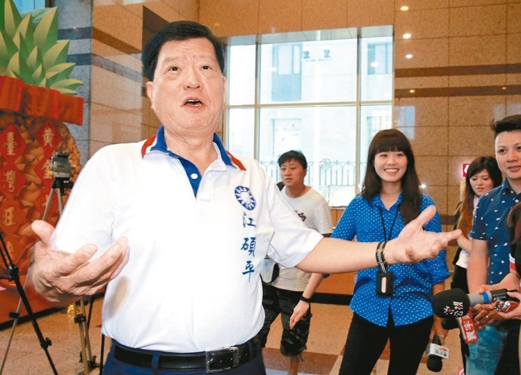 国民党中常委拟开会讨论"换柱" 蓝高层回应称没前例 国民党中常委拟开会讨论"换柱" 蓝高层回应称没前例