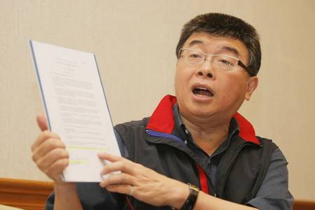 邱毅为“换柱”风波出招 吁国民党五大佬介入 邱毅为“换柱”风波出招 吁国民党五大佬介入