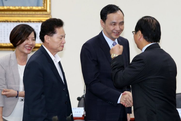 朱立伦强调与洪秀柱绝无利益交换 喊话相忍为党 朱立伦强调与洪秀柱绝无利益交换 喊话相忍为党