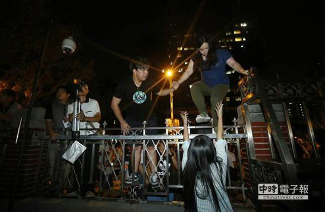 反课纲学生夜闯"教育部"案,检方起诉5人求处缓刑。(中时电子报图) 反课纲学生夜闯"教育部"案,检方起诉5人求处缓刑。(中时电子报图)