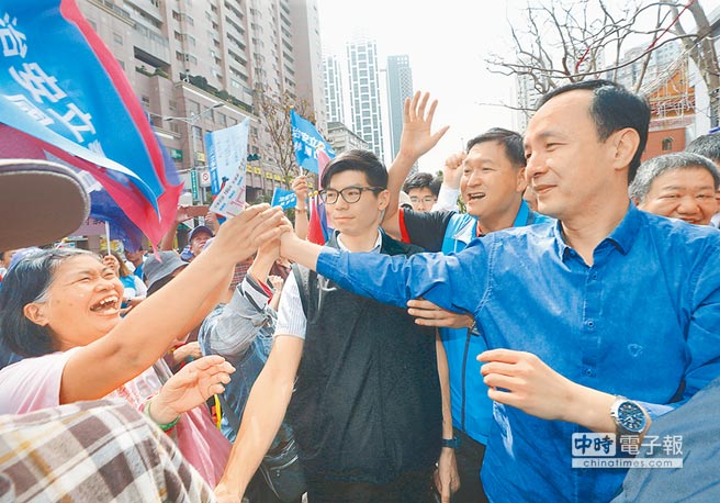 国民党2016参选人朱立伦昨上午在新北市参加林国春“立委”竞选总部成立大会。(《中国时报》 陈怡诚摄) 国民党2016参选人朱立伦昨上午在新北市参加林国春“立委”竞选总部成立大会。(《中国时报》 陈怡诚摄)