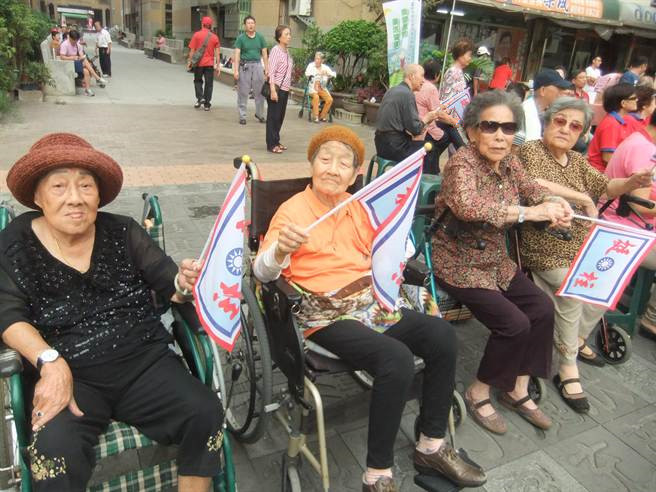 洪秀柱回访台中"立柱"发源地 吁民众坚定支持国民党 洪秀柱回访台中"立柱"发源地 吁民众坚定支持国民党