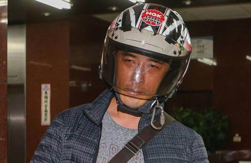 洪秀柱随扈扮“外送小弟”到检方作证(图)