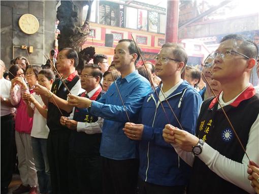 朱立伦99岁祖母力挺孙子 打电话帮忙拉票(图) 朱立伦99岁祖母力挺孙子 打电话帮忙拉票(图)