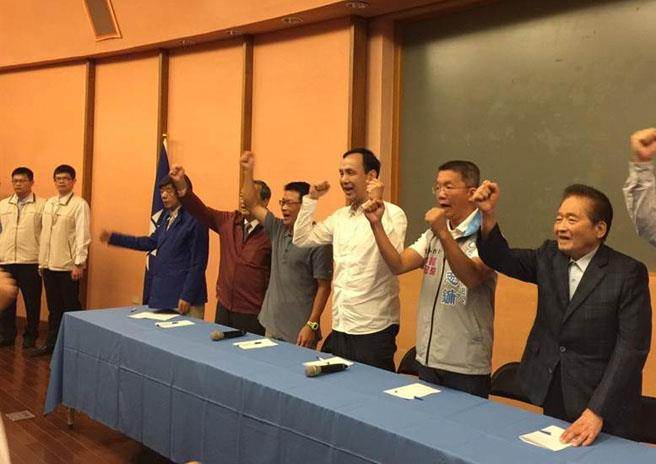 朱立伦宜兰拜票 “洪秀柱爸爸”现身相挺(图) 朱立伦宜兰拜票 “洪秀柱爸爸”现身相挺(图)