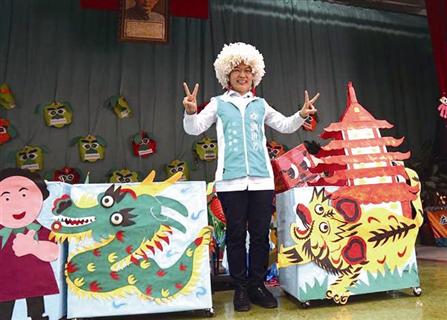 高雄“立委”参选人 跳妖怪舞与长辈同乐 高雄“立委”参选人 跳妖怪舞与长辈同乐