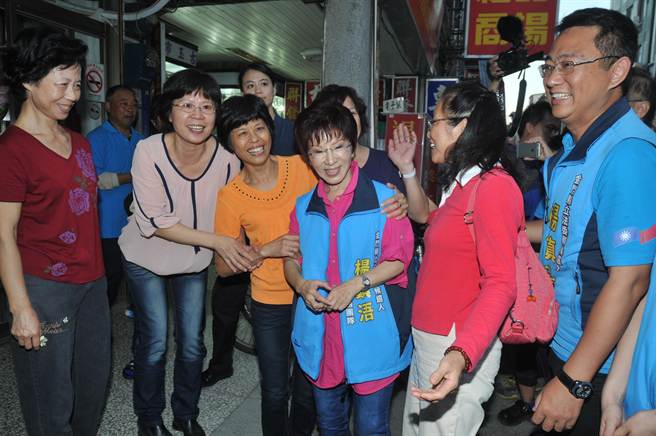 人在金门扫街拜票的洪秀柱,觉得比参加党庆大会更有意义。(《中时电子报》 李金生摄) 人在金门扫街拜票的洪秀柱,觉得比参加党庆大会更有意义。(《中时电子报》 李金生摄)