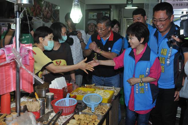 人在金门扫街拜票的洪秀柱,觉得比参加党庆大会更有意义。(《中时电子报》 李金生摄) 人在金门扫街拜票的洪秀柱,觉得比参加党庆大会更有意义。(《中时电子报》 李金生摄)