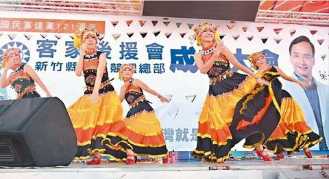 新竹县“立委”参选人林为洲,在各竞选活动邀请小区妈妈等团体表演。来源:台湾《联合报》