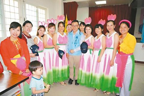 国民党郑正钤邀请在地小区团体演出,拉近地方距离。来源:台湾《联合报》