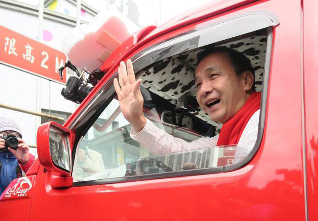 朱立伦化身“暖男车长”进驻党部 替选情加温(图) 朱立伦化身“暖男车长”进驻党部 替选情加温(图)