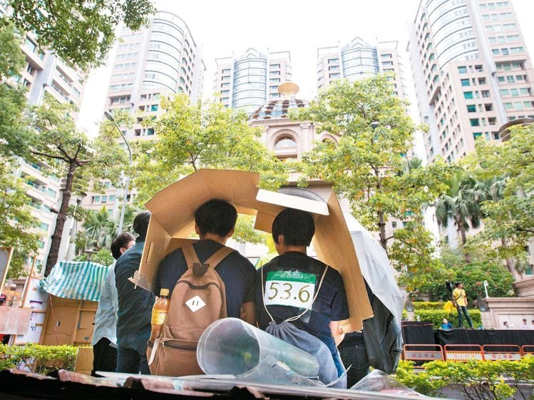 高房价惹民怨,民众想问3位候选人:“房价合理吗?如何解决?”图为去年10月,巢运团体夜宿台北帝宝前抗议。 (图/《联合报》) 高房价惹民怨,民众想问3位候选人:“房价合理吗?如何解决?”图为去年10月,巢运团体夜宿台北帝宝前抗议。 (图/《联合报》)