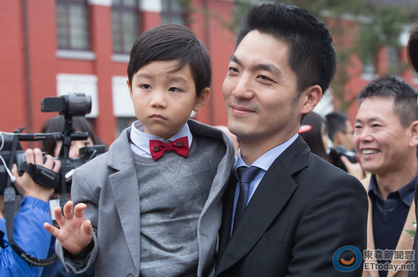 台"立委"走红毯亮点多 蒋介石曾孙牵孩子就职(图) 台"立委"走红毯亮点多 蒋介石曾孙牵孩子就职(图)