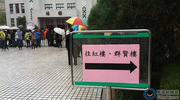 台"立委"走红毯亮点多 蒋介石曾孙牵孩子就职(图) 台"立委"走红毯亮点多 蒋介石曾孙牵孩子就职(图)