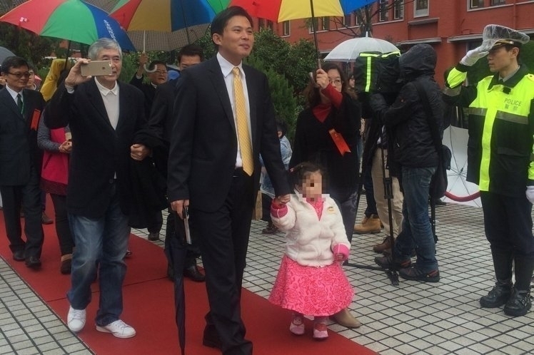 新科“立委”携家眷走红毯遭批:说不出的怪异 新科“立委”携家眷走红毯遭批:说不出的怪异