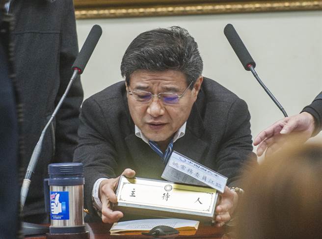 国民党17日中常会后,中常委林荣德坐在平常中常会时主席坐的位置宣布,退出党主席的选举 国民党17日中常会后,中常委林荣德坐在平常中常会时主席坐的位置宣布,退出党主席的选举