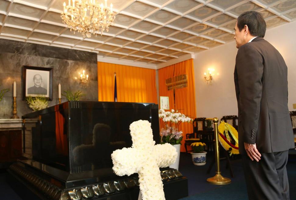 马英九在桃园慈湖祭拜蒋介石 马英九在桃园慈湖祭拜蒋介石