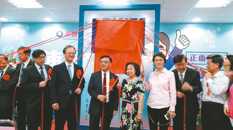 国民党不分区“立委”陈宜民(右五)高雄服务处10日举行揭幕仪式 国民党不分区“立委”陈宜民(右五)高雄服务处10日举行揭幕仪式