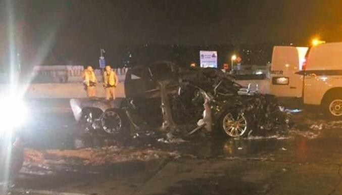 警方到场时,现场因漏油,火焰窜起十米高。警方认为,超速是车祸原因。(图片来源:台湾《联合报》) 警方到场时,现场因漏油,火焰窜起十米高。警方认为,超速是车祸原因。(图片来源:台湾《联合报》)