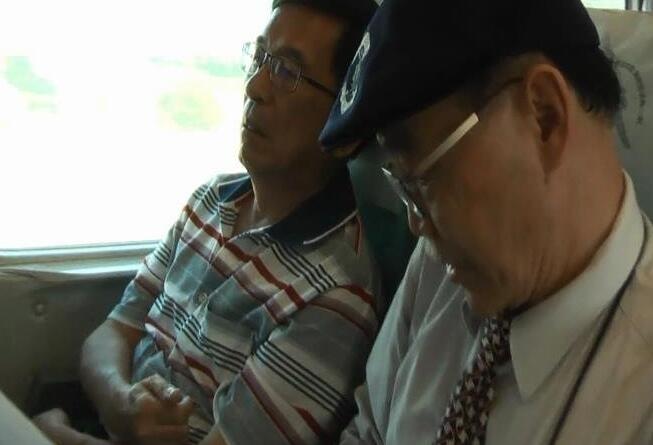 台媒爆陈水扁手抖有玄机,镜头开拍就开抖。(图片来源:台湾《联合新闻网》) 台媒爆陈水扁手抖有玄机,镜头开拍就开抖。(图片来源:台湾《联合新闻网》)