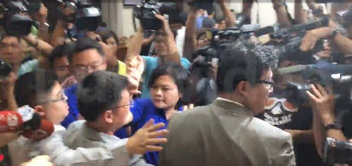 国民党“立委”也在旁怒吼“绿色执政、绿色恐怖、绿色暴力”。 国民党“立委”也在旁怒吼“绿色执政、绿色恐怖、绿色暴力”。