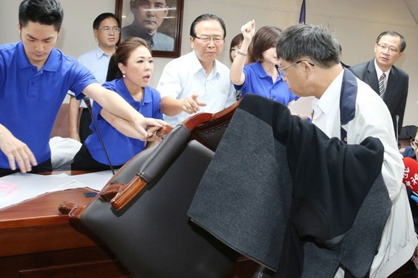 民进党“立委”吴焜裕在混乱中搬椅子抵抗，导致国民党“立委”受伤