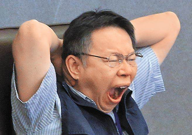 强台的“尼伯特”进逼台湾，台北市长柯文哲7日视察灾害应变中心，冗长的报告让他不断抓头摸脸，最后打了个哈欠