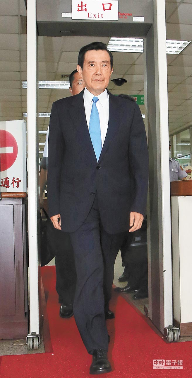 马英九现身法庭告周玉蔻诽谤 审判长:相当意外 马英九现身法庭告周玉蔻诽谤 审判长:相当意外