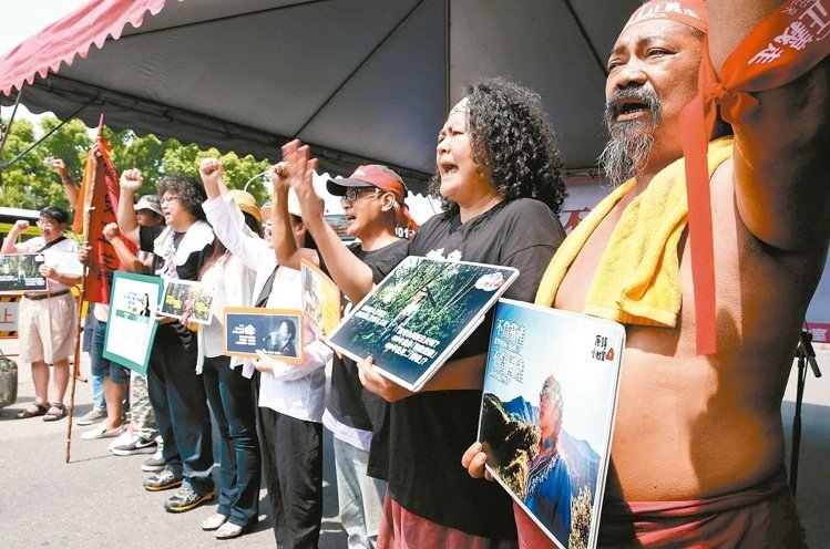 台少数民族代表上街抗议 斥蔡英文道歉“玩假的” 台少数民族代表上街抗议 斥蔡英文道歉“玩假的”