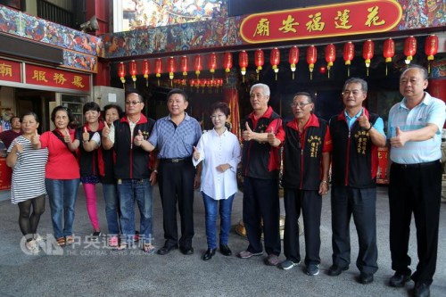 花莲市长及万荣乡长选举活动最后一天,各阵营候选人使出浑身解数拉票、催票;国民党主席洪秀柱(右5) 26日为党籍市长候选人魏嘉贤拉抬辅选,到寺庙上香祈福并家户拜票。 “中央社”记者李先凤摄