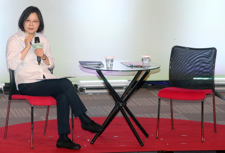 台当局“教育部”上午举办“青年政策论坛”,蔡英文到场致词,并与现场年轻人对谈 台当局“教育部”上午举办“青年政策论坛”,蔡英文到场致词,并与现场年轻人对谈