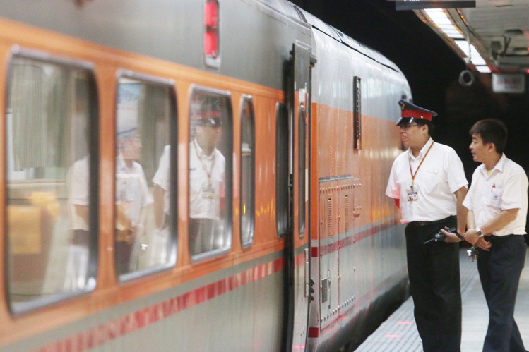 图为台铁人员工作情形 图为台铁人员工作情形