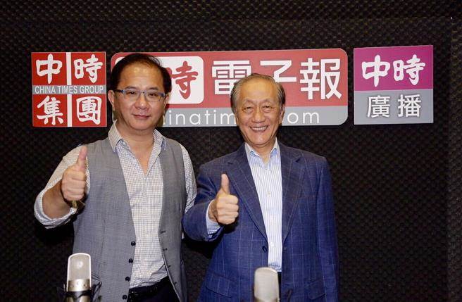 新党主席郁慕明(右)接受台湾《中国时报》副社长、“为所欲为”广播节目主持人张景为(左)专访 新党主席郁慕明(右)接受台湾《中国时报》副社长、“为所欲为”广播节目主持人张景为(左)专访