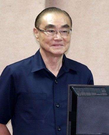 冯世宽自评表现100分 国民党:最该被换掉的就是他 冯世宽自评表现100分 国民党:最该被换掉的就是他